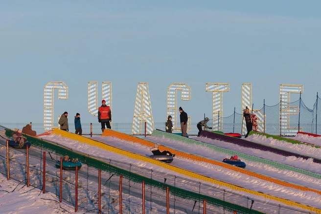 Тюбинговые трассы в «ФанПарке»&nbsp;— это возможность погонять на ватрушках и сноубордах недалеко от дома | Источник: «ТвояПривилегия»