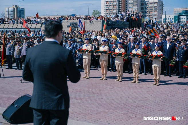 С проспекта колонны и зрители спустились к Вечному огню | Источник: Даниил Пономаренко / MGORSK.RU