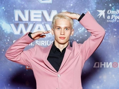 Жил за счет Моргенштерна*, предал Медведеву, нашел возлюбленную-украинку, работает курьером. Даня Милохин в изгнании