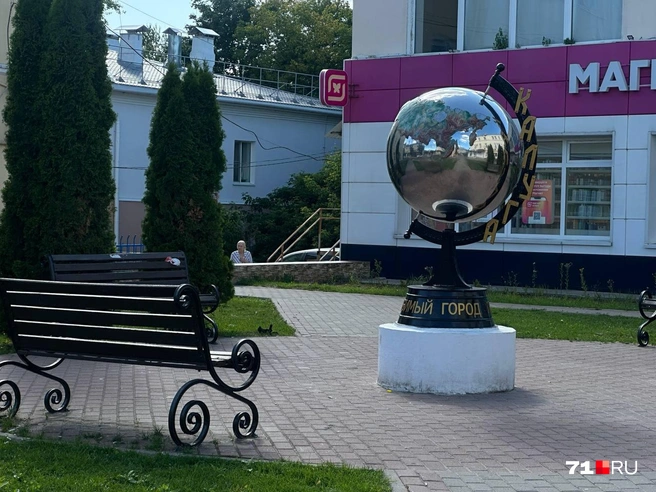Еще можно сфотографироваться рядом с арт-объектом на улице Ленина | Источник: Виктория Денисова / 71.RU