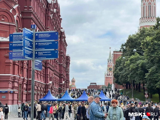 Площадь заполонили тысячи москвичей и гостей столицы | Источник: Елена Халматова / MSK1.RU