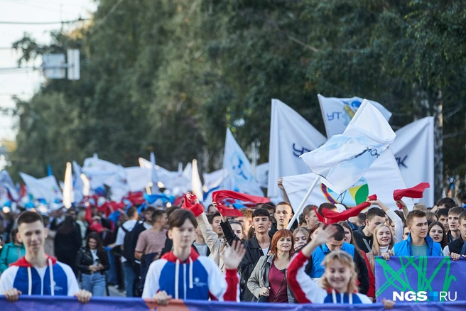 Участники парада шли по Красному проспекту. Шествие завершилось на площади Ленина | Источник: Александр Ощепков/NGS.RU