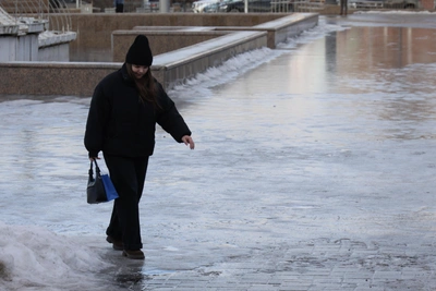 В Омске десятки людей пострадали от падений на улице