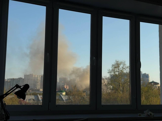 Пожар видно из разных частей города | Источник: Читательница YA62.RU