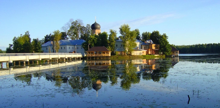 Введенский островной монастырь близ города Покров | Источник: Gregory A. Kharikoff, commons.wikimedia.org