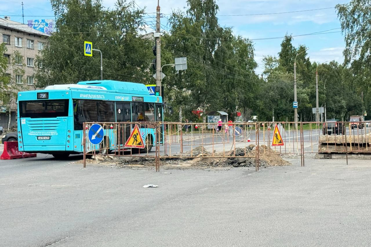 В Архангельске снова ремонтируют сети на перекрестке Логинова и Обводного: когда закончат работы