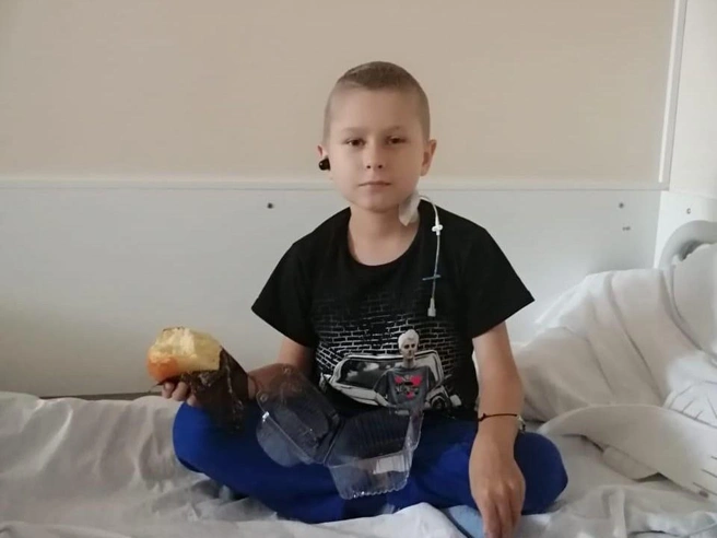Это Рома в Москве с мамой и папой на операции по пересадке печени в 2021 году. Врачи сказали, что это единственный шанс спасти мальчика | Источник: Ольга Столярова