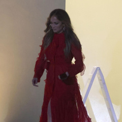 Горячая дива в красном: Дженнифер Лопес в эффектном платье посетила школьный концерт дочери Аффлека