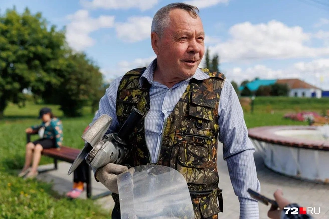 Глава поселения считает, что ничем не может помочь в развитии туризма. Он показывает на поющий фонтан и спрашивает: «А вы где-то еще в селе такой видели?» И просит прекратить говорить про историю с бизнесменом | Источник: Ирина Шарова / 72.RU 