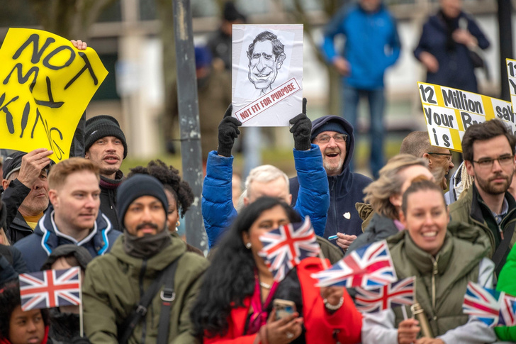 «Долой короля-коррупционера!»: вас шокируют новые фото Карла III — толпа устроила митинг