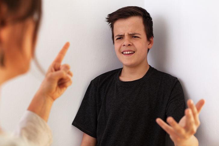 Ребенок грубит и не слушается, что делать: отвечает психолог