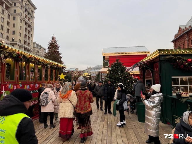 Ходят персонажи из сказок и предлагают сфотографироваться. Но люди подходят нечасто: незачем, когда кругом и так бесплатное пространство для фотосессии | Источник: 72.RU