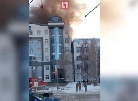 В Томске горит 9-этажный офис «Газпромнефть-Восток» (видео) | ya62.ru