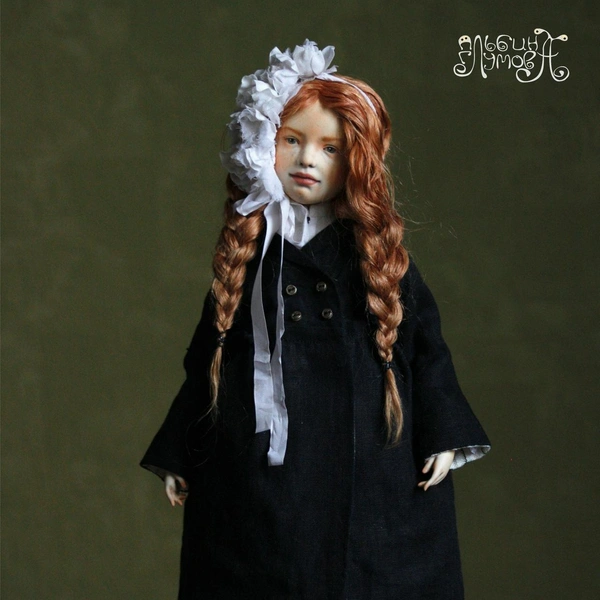 У Авроры есть и платье, и пальто | Источник: Авторские куклы Альбины Глумовой / Vk.com