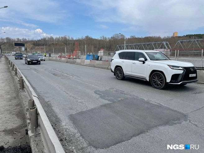 В конце апреля город встал в пробку из-за ямочного ремонта на мосту | Источник: Александр Ощепков / NGS.RU