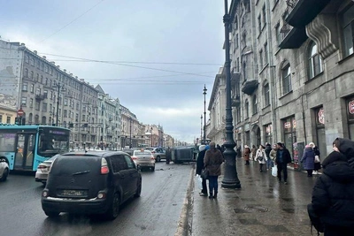 Легковушка перевернулась в ДТП на Лиговском проспекте