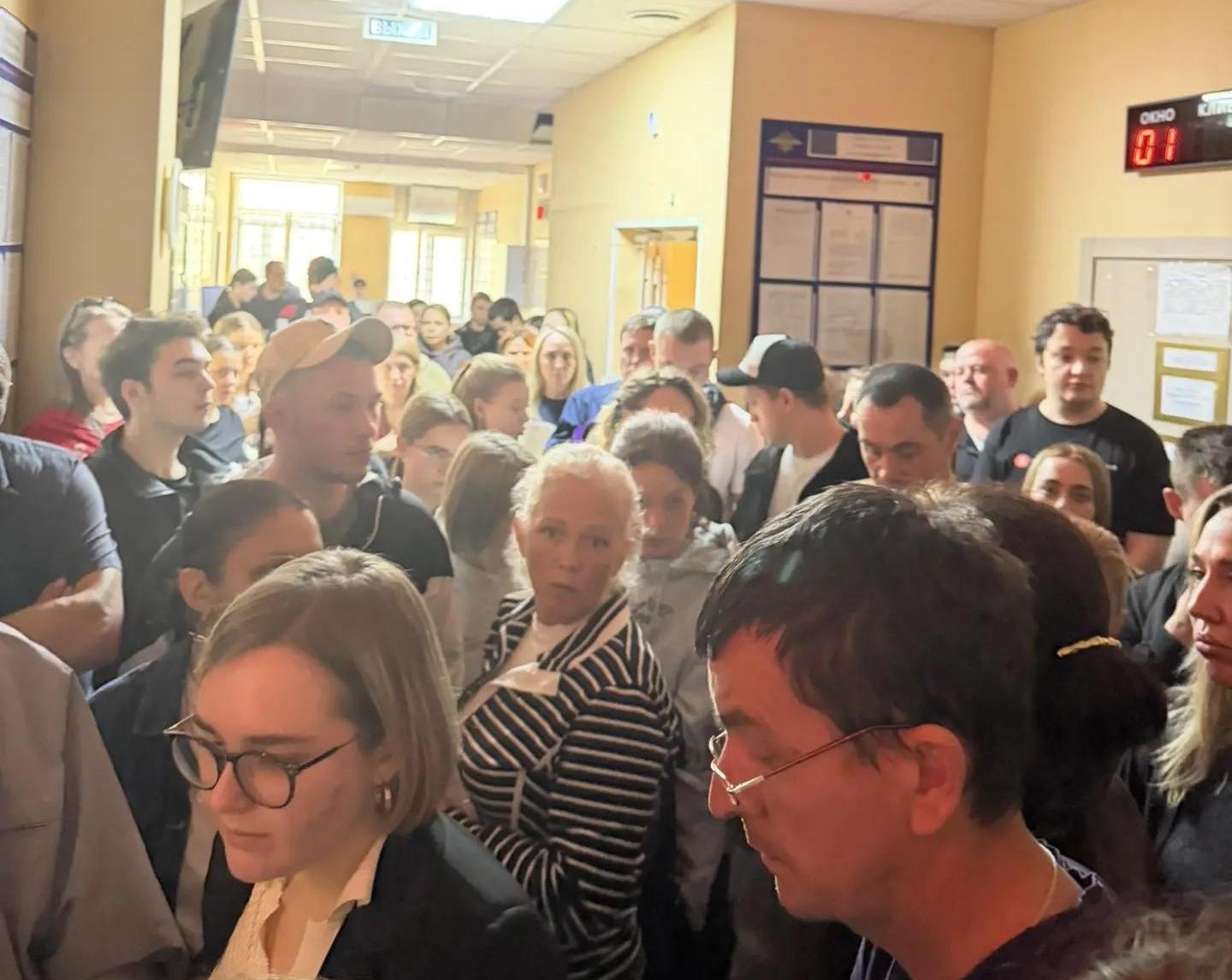 «Занимают очередь с 7 утра»: Екатеринбуржцам приходится штурмовать отдел миграции ради замены паспо…