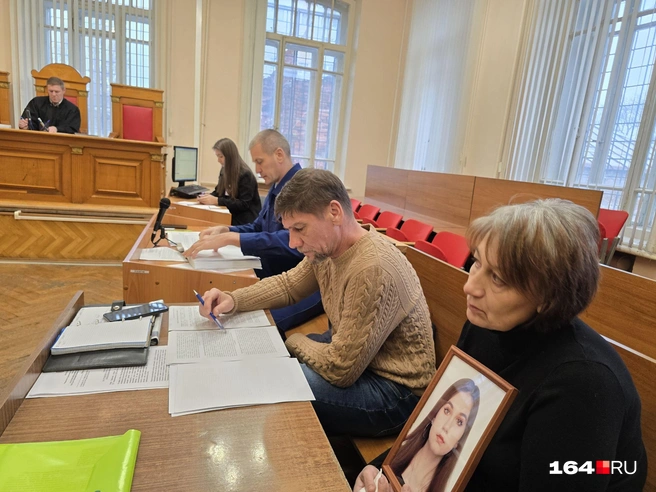 Мама погибшей показала портрет дочери виновнику ДТП | Источник: Семен Коротов-Майбах / 164.RU