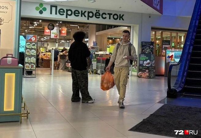 Кажется, цветные волосы среди подростков теперь не в моде, на смену этому пришли укладки из 80-х | Источник: 72.RU