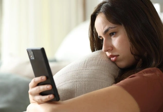 «Я так ревновала парня к бывшей, что он стал меня игнорировать. Говорит, встречался из жалости»