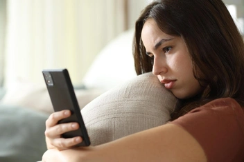 «Я так ревновала парня к бывшей, что он стал меня игнорировать. Говорит, встречался из жалости»