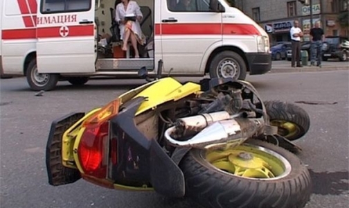 Два подростка разбились на скутере, оба в тяжелом состоянии в городских больницах