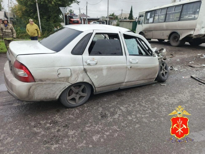 Водитель легковушки при совершении обгона не убедился в безопасности маневра и столкнулся с рейсовым пассажирским автобусом  | Источник: www.city-n.ru