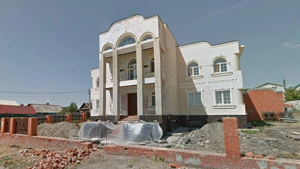 В 2012 году вокруг дома стали возводить забор, в 2014 году уже появились сосны | Источник: Google.Карты