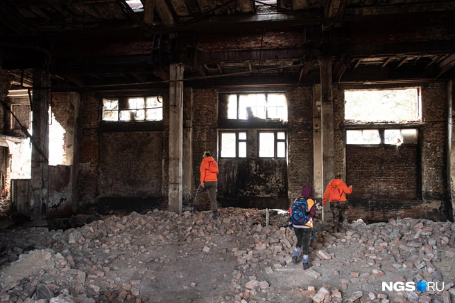 Из-за рыжего фирменного цвета отряды «ЛизыАлерт» называют «лисами» | Источник: Андрей Бортко / NGS.RU