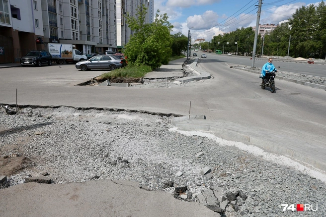 В мэрии говорят, что заборов между тротуаром и дорогой не будет, безопасность обеспечит узкий газон | Источник: Наталья Лапцевич