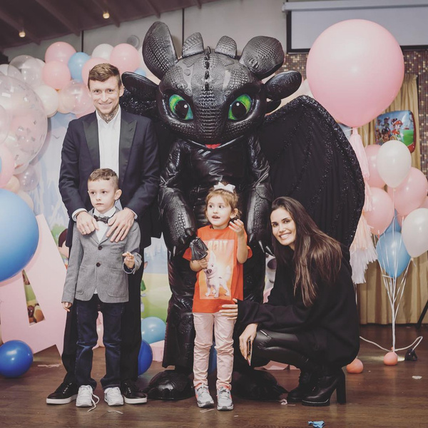 Павел Мамаев и Алана Мамаева с детьми