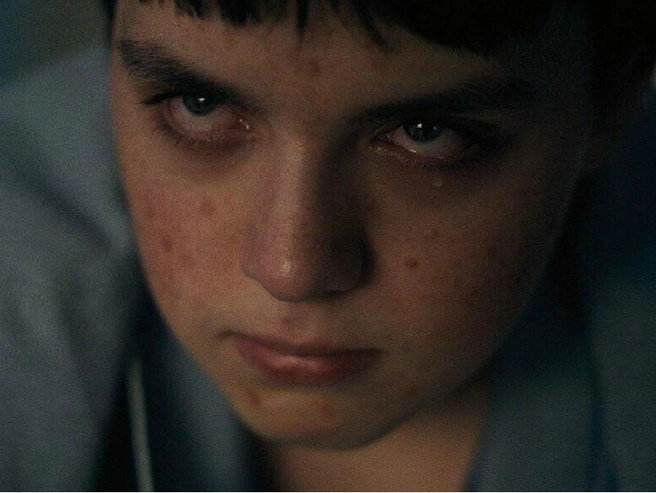 В основу фильма легла короткометражка «Сауна», которую Чарли Полинджер снял в 2018 году | Источник: кадр из фильма «Чума» (18+), реж. Чарли Полинджер (Independent Film Company, 2025)