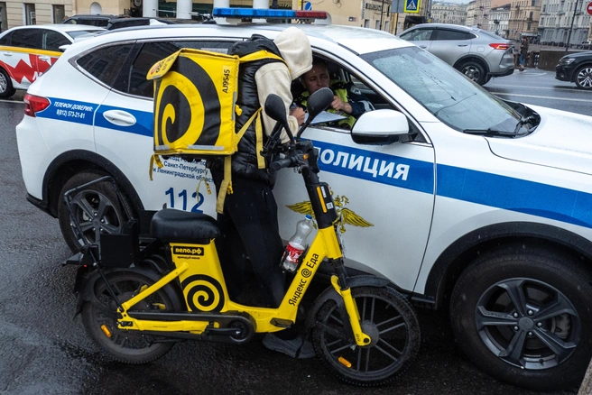 «Курьер» может оказаться не тем, за кого себя выдаёт. Некоторым&nbsp;— прямая дорога в полицию | Источник: Михаил Огнев / FONTANKA.RU