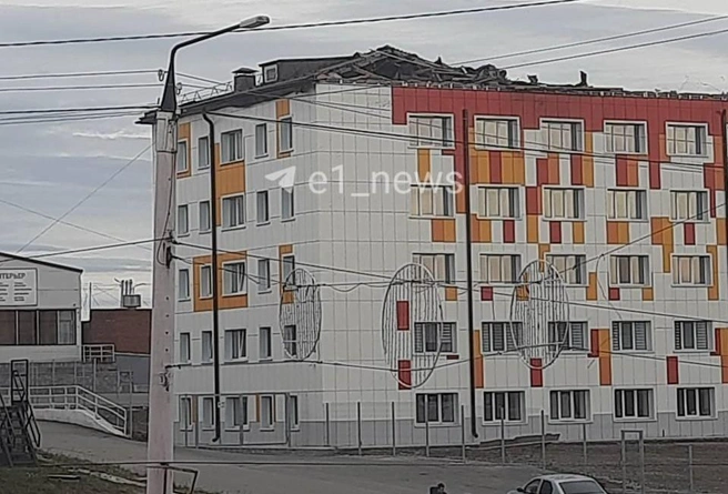 Ветер повредил крышу общежития | Источник: читатель E1.RU