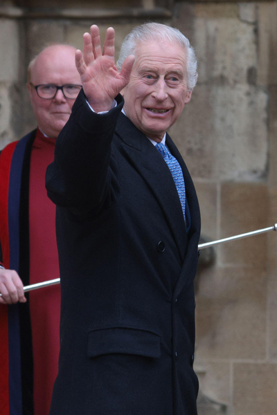 Скрывает печаль от отсутствия рядом Кейт, Уильяма и внуков: Карл III улыбается подданным на пасхальной службе
