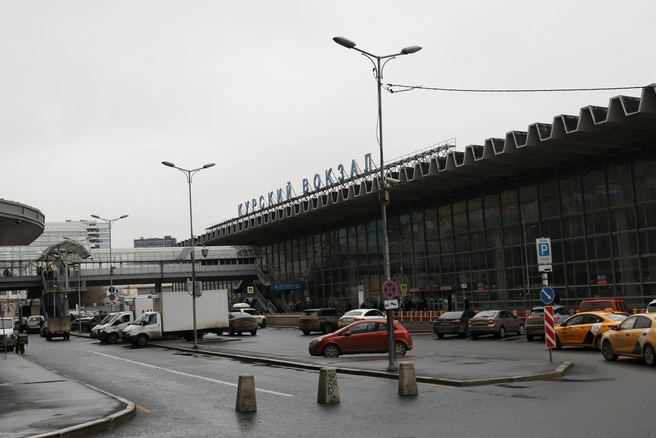 Движение у Курского вокзала сковало ДТП с мотоциклом и легковушкой | Источник: Артем Устюжанин / MSK1.RU