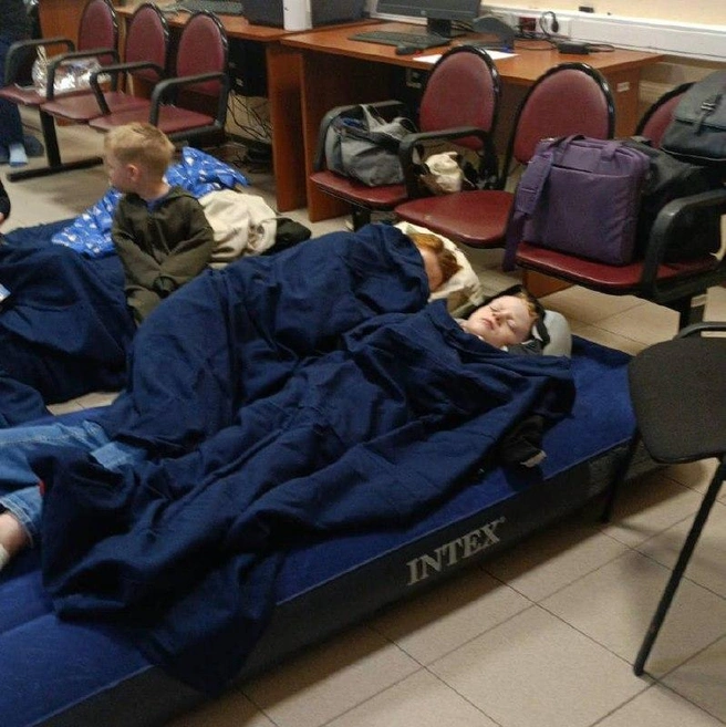 Детей разместили в отдельном помещении  | Источник: aeroaer/t.me