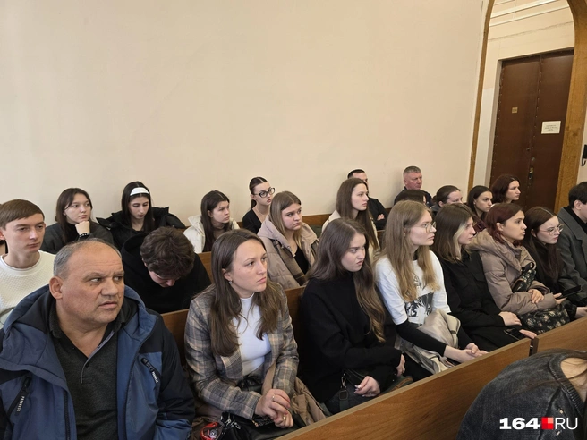 Однокурсники и друзья погибшей девушки. | Источник: Семен Коротов-Майбах / 164.RU