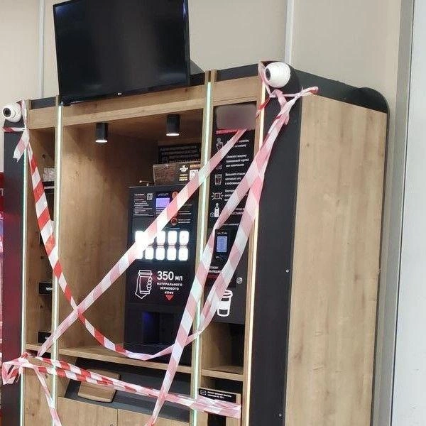 Мужчина «снял наличные» в автоматах в петербургском ТЦ при помощи плоскогубцев | Источник: ГУ Росгвардии по Петербургу и Ленобласти