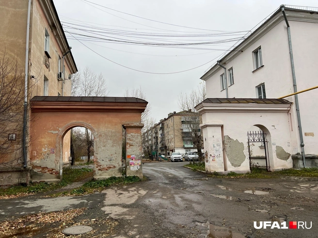 Ямы во дворе, как и в Уфе | Источник: Андрей Бирюков / UFA1.RU