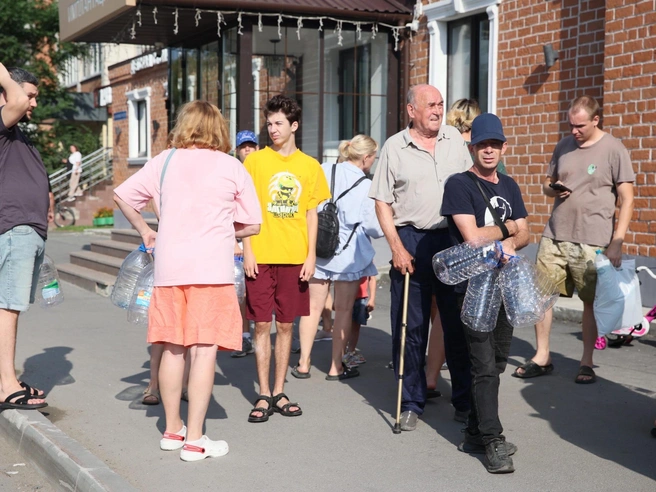 Жители набирают воду в разных районах города | Источник: Ирина Шарова / 72.RU