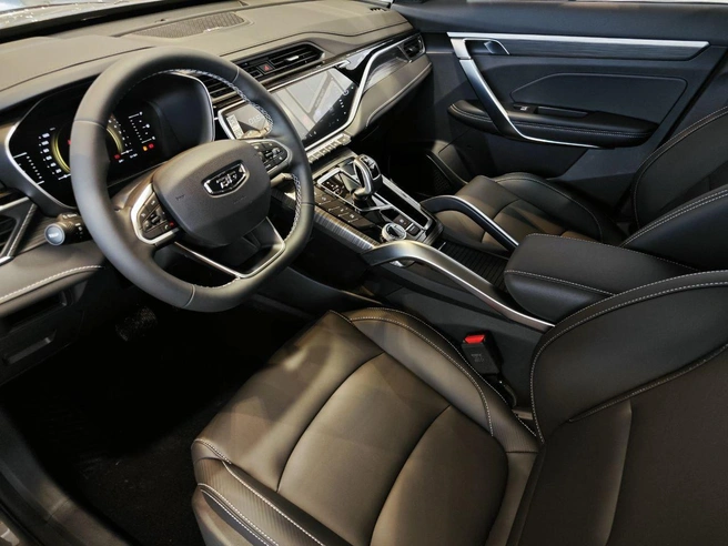 В салоне X70 установлены мультимедиа экран размером 12,3 дюйма и система атмосферной подсветки салона, которая работает в такт воспроизводимой музыке | Источник: «Восток Моторс»