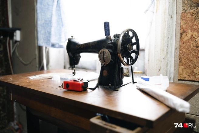 На кухне стоит сразу несколько швейных машинок | Источник: Наталья Лапцевич