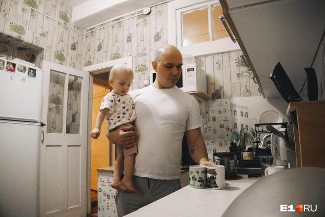 Григорий взял на себя часть домашних хлопот: он учит с детьми математику, готовит и занимается с дочками | Источник: Кирилл Кушнов / E1.RU