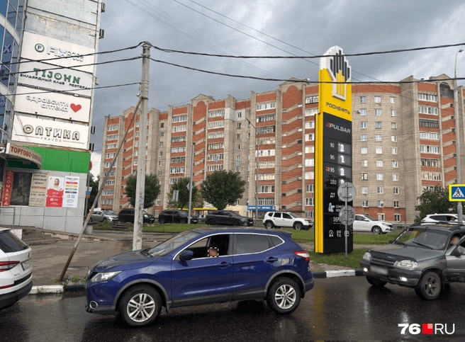Автомобилисты ждали, когда к колонкам можно будет подъехать | Источник: читательница 76.RU