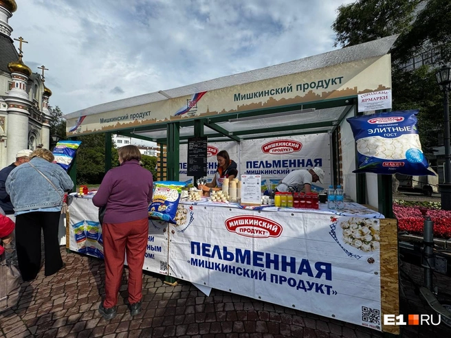 В этой лавке можно купить готовые пельмени и взять замороженные домой | Источник: Дарья Костомина / E1.RU
