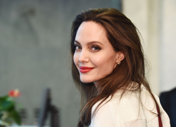 Бьюти-правила для сияющей кожи от косметолога Анджелины Джоли