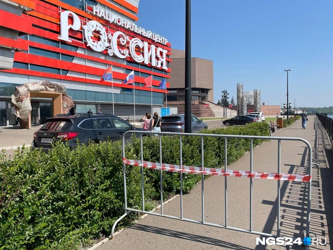 Кажется, запретили не только парковку, но и проходку | Источник: NGS24.RU