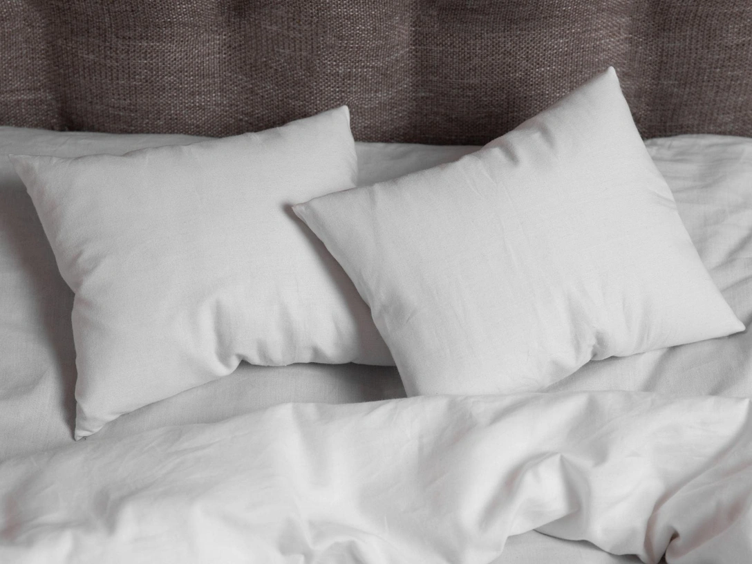 Сонный запрет: почему нельзя спать на двух подушках | marieclaire.ru