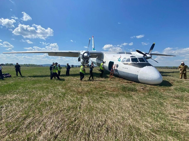 Ан-24 авиакомпании «Ангара» выкатился за пределы взлетной полосы в Киренске | Источник: Восточно-Сибирская транспортная прокуратура / T.me